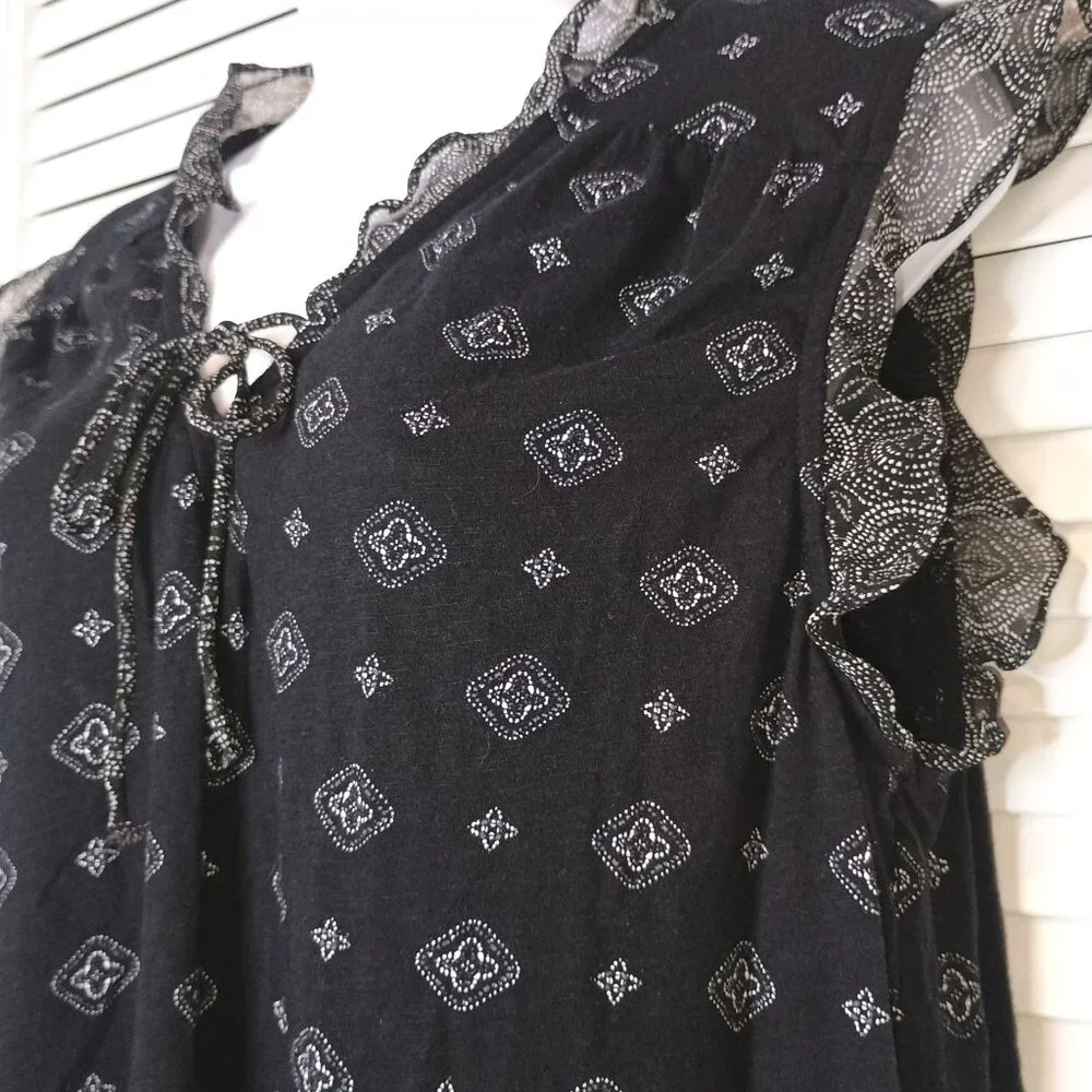 Casual Lucky brand mixed media short, ruffled sleeve and vneck  blouse size L - Picture 3 of 9